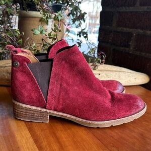 Sofft Bergamo deep red/burgundy suede pull on boho/western ankle boot. Size 8.5